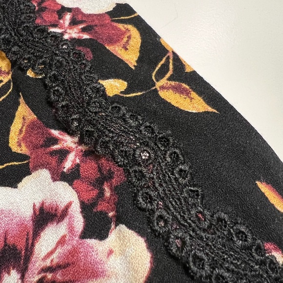 Black floral blouse with lace trim and V-neck - Size S - Picture 7 of 11